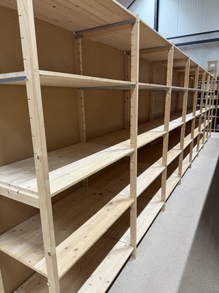 Ca. 57 meter legbordstelling, Noordrek, houten legbord, blank hout